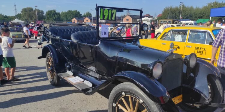 Mielec: Ponad 300 zabytkowych pojazdów na mieleckim zlocie