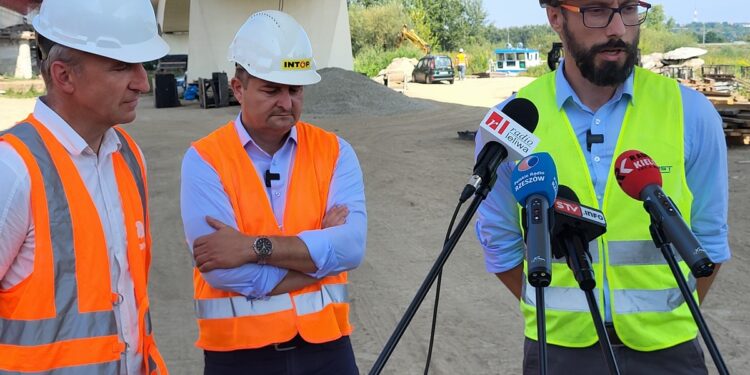 Sandomierz. Budowa nowego mostu przez Wisłę postępuje