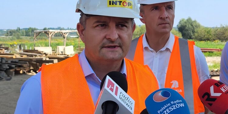 Sandomierz. Budowa nowego mostu przez Wisłę postępuje