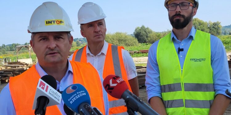 Sandomierz. Budowa nowego mostu przez Wisłę postępuje