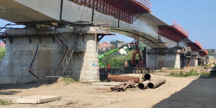 Sandomierz. Budowa nowego mostu przez Wisłę postępuje