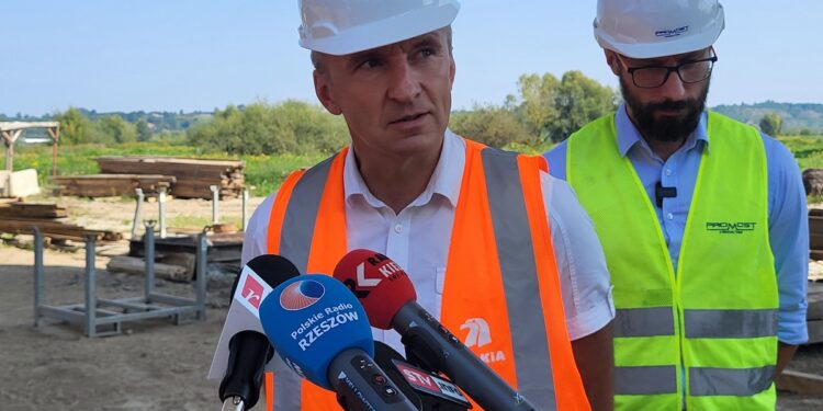 Sandomierz. Budowa nowego mostu przez Wisłę postępuje