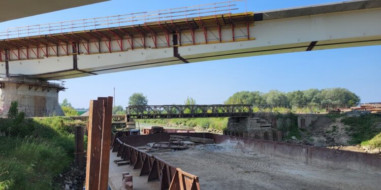 Sandomierz. Budowa nowego mostu przez Wisłę postępuje