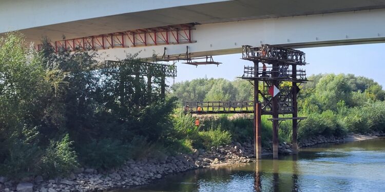 Sandomierz. Budowa nowego mostu przez Wisłę postępuje