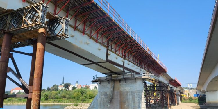 Sandomierz. Budowa nowego mostu przez Wisłę postępuje
