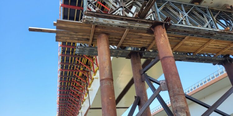 Sandomierz. Budowa nowego mostu przez Wisłę postępuje