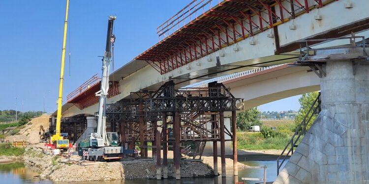 Sandomierz. Budowa nowego mostu przez Wisłę postępuje
