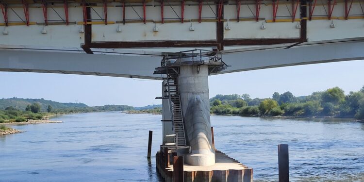 Sandomierz. Budowa nowego mostu przez Wisłę postępuje