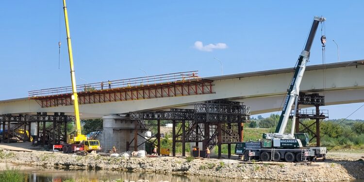 Sandomierz. Budowa nowego mostu przez Wisłę postępuje