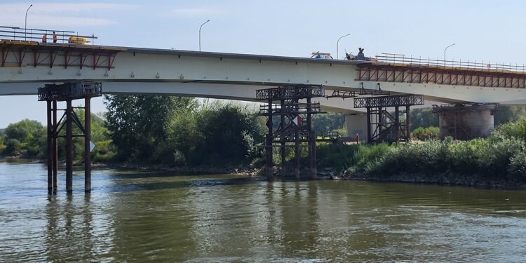 Sandomierz. Budowa nowego mostu przez Wisłę postępuje