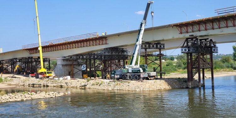 Sandomierz. Budowa nowego mostu przez Wisłę postępuje