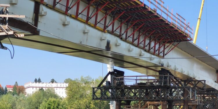 Sandomierz. Budowa nowego mostu przez Wisłę postępuje