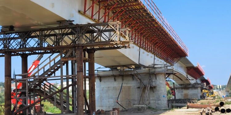 Sandomierz. Budowa nowego mostu przez Wisłę postępuje