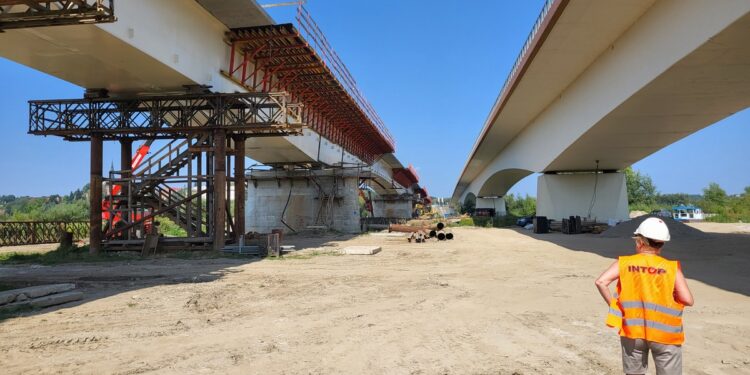 Sandomierz. Budowa nowego mostu przez Wisłę postępuje