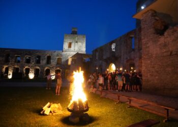 Iwaniska. Pożegnanie wakacji pod osłoną nocy w Zamku Krzyżtopór