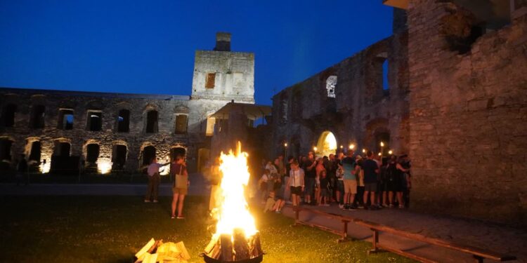 Iwaniska. Pożegnanie wakacji pod osłoną nocy w Zamku Krzyżtopór