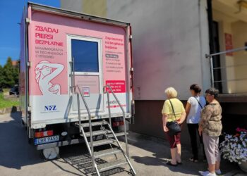 Zawichost: Panie chętnie badają piersi w mammobusie.