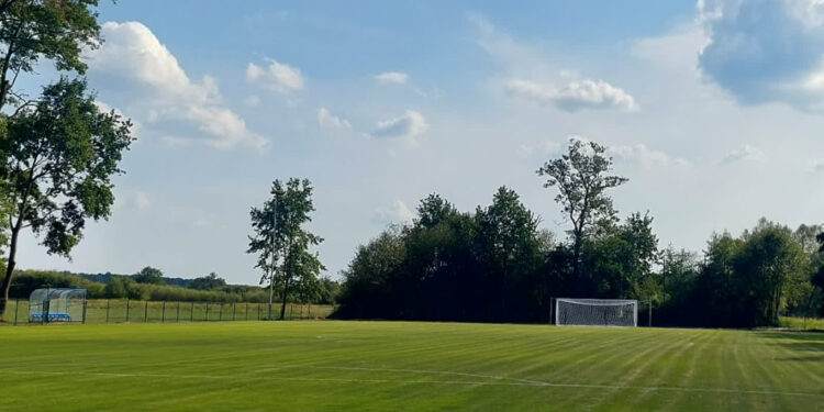 Bieliny : Odnowiony stadion piłkarski