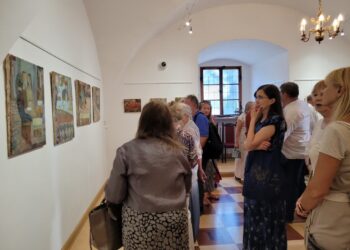 Sandomierz: Malarstwo Wandy Arlitewicz Młodożeńcowej na wystawie w ratuszu.