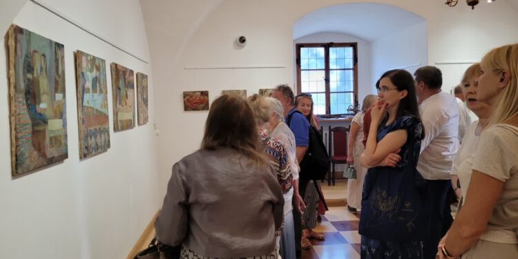 Sandomierz: Malarstwo Wandy Arlitewicz Młodożeńcowej na wystawie w ratuszu.