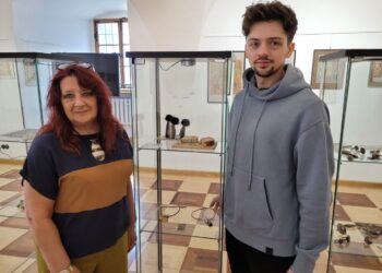 Sandomierz: Wystawa „Biżuteryjna forma życia krzemienia pasiastego – w stronę korzeni i ziemi”