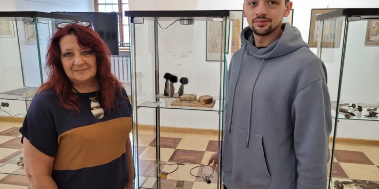 Sandomierz: Wystawa „Biżuteryjna forma życia krzemienia pasiastego – w stronę korzeni i ziemi”