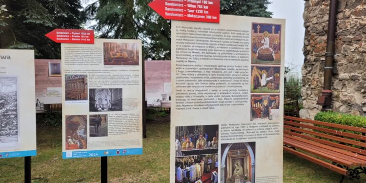 Sandomierz: Wystawa „Szlaki Sandomierskiego dziedzictwa” w ogrodzie Domu Długosza