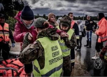 Tarnobrzeg: Terytorialsi z 34.Batalionu Lekkiej Piechoty Tarnobrzeg pomagają powodzianom