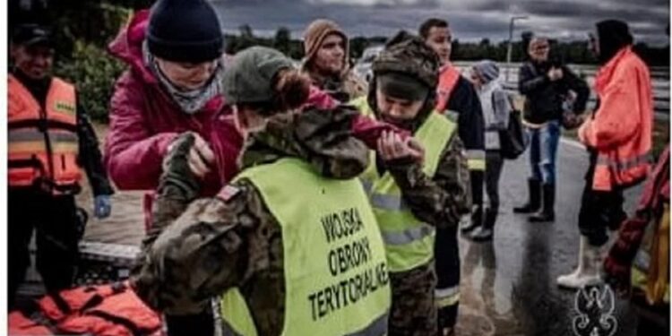 Tarnobrzeg: Terytorialsi z 34.Batalionu Lekkiej Piechoty Tarnobrzeg pomagają powodzianom