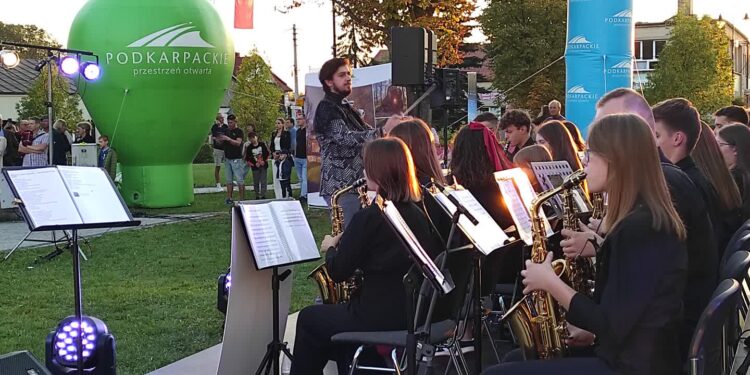 Mielec:  Polskie Drogi na przecławskim Rynku