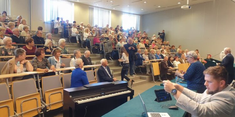 Tarnobrzeg: Rok akademicki zainaugurowali słuchacze Uniwersytetu III Wieku im. Krystyny Frąszczak