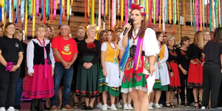 Samborzec: Emocje, zabawa, smakołyki – bardzo udany II Festiwal Kół Gospodyń Wiejskich (FOTOGALERIA)
