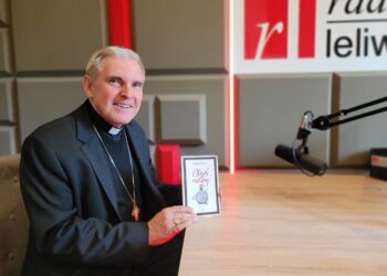 Sandomierz: Książka pachnąca różami – rozmowa z biskupem Krzysztofem Nitkiewiczem