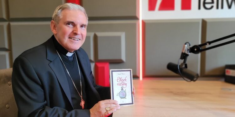 Sandomierz: Książka pachnąca różami – rozmowa z biskupem Krzysztofem Nitkiewiczem