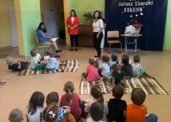 Najmłodsi też chcą czytać. Przedszkolaki z Tarnobrzega wzięły udział w akcji Narodowe Czytanie