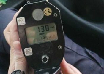 Policjanci niżańskiej drogówki zatrzymali pirata drogowego – pędził 138 km/h w terenie zabudowanym