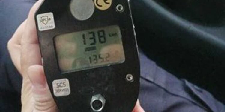 Policjanci niżańskiej drogówki zatrzymali pirata drogowego – pędził 138 km/h w terenie zabudowanym