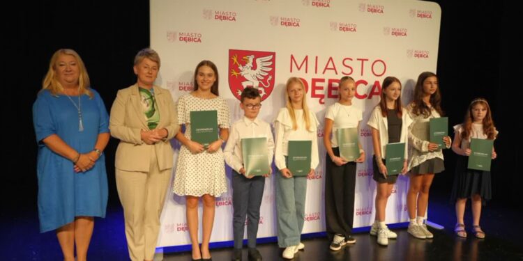 Dębica: Stypendia Burmistrza za wybitne osiągnięcia edukacyjne, artystyczne i sportowe