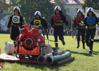 Dębica: Rywalizowali w sztafecie pożarniczej, ćwiczeniu bojowym i musztrze