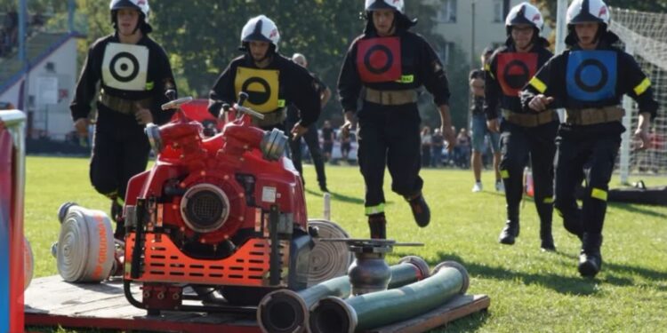 Dębica: Rywalizowali w sztafecie pożarniczej, ćwiczeniu bojowym i musztrze