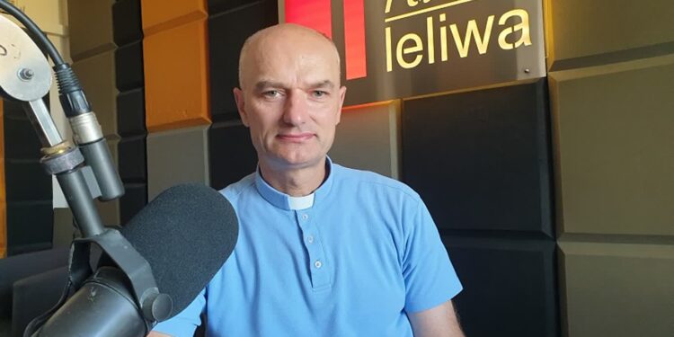 Proboszcz parafii pod wezwaniem Świętej Barbary w Tarnobrzegu, ksiądz Dariusz Sidor.