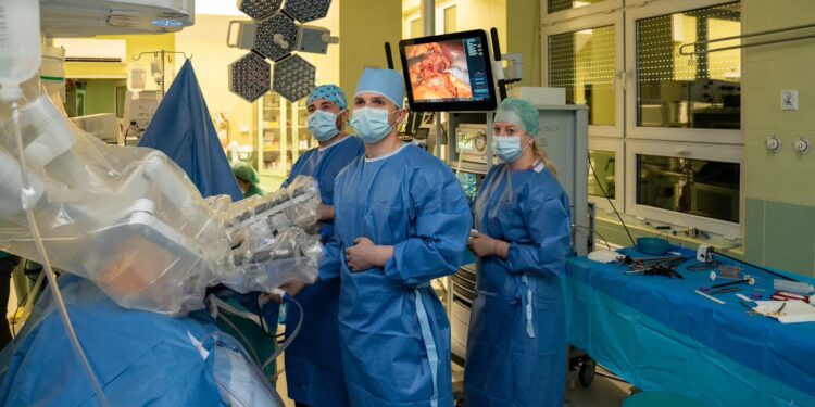 Rzeszów: Nowatorska operacja nerki w asyście robota chirurgicznego da Vinci.