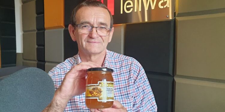 Leszek Krzemiński, przedstawiciel Rejonowego Koła Pszczelarzy w Tarnobrzegu