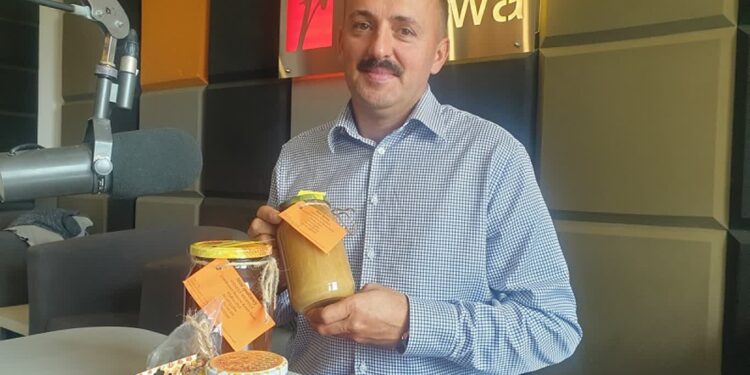 Roman Tański z Rejonowego Koła Pszczelarzy w Tarnobrzegu