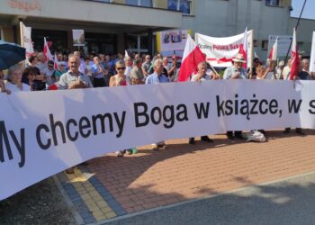 Mielec: My chcemy Boga w książce, w szkole – protest
