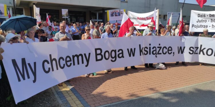 Mielec: My chcemy Boga w książce, w szkole – protest