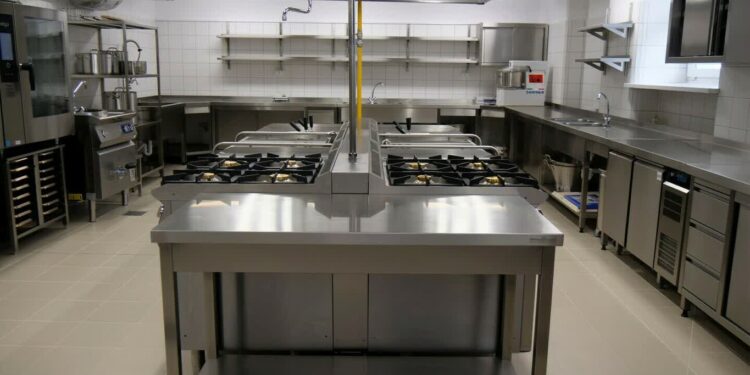 Stalowa Wola: Nowoczesna kuchnia w PSP2 wydała pierwszy posiłek.