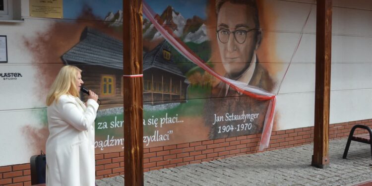 Dębica: Liceum ma mural Jana Sztaudyngera