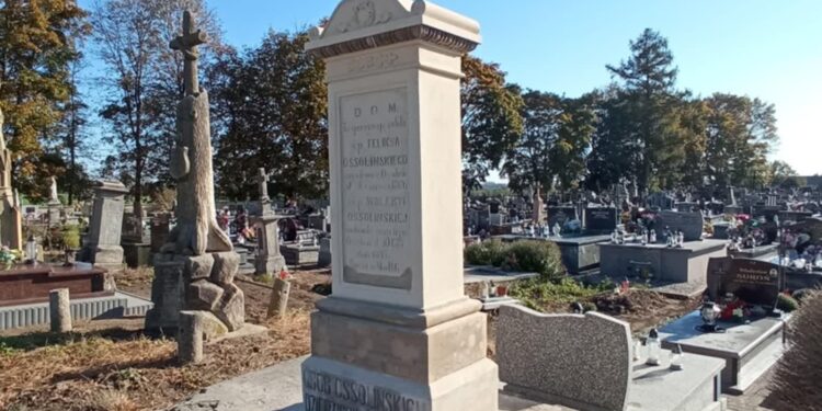Klimontów.Trzynasta kwesta na ratowanie zabytkowych nagrobków na cmentarzu w Goźlicach