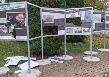 Połaniec. To czternastolatkowie zniszczyli wystawę przed biblioteką